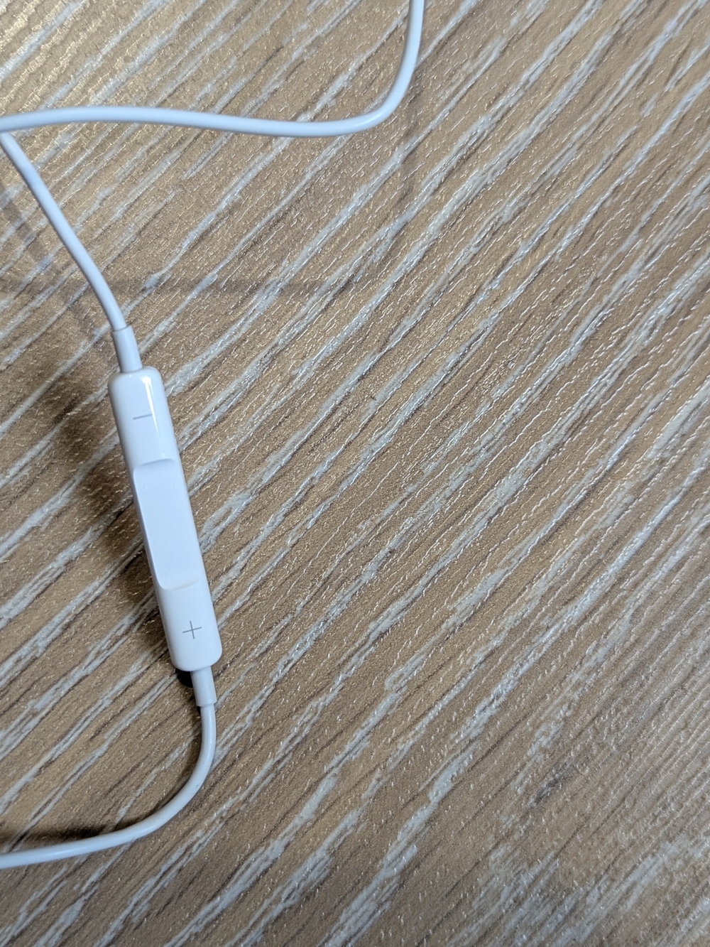 Apple White Wired Earbuds In-Line Remote - Picture 7 of 7